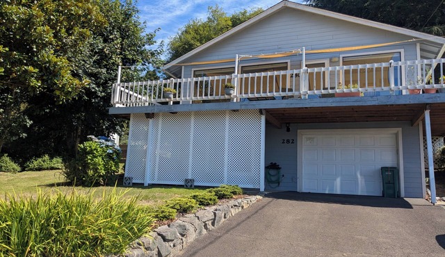 Easy Street Hideaway: Daylight Basement Unit of Duplex.