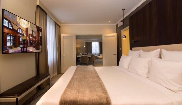 Elegant 1 King Presidential Suite – Luxury Stay Above Portland’s Skyline