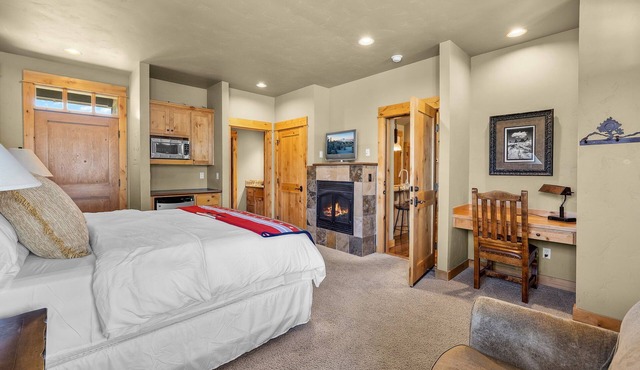 Elegant Cabin Retreat at Brasada Ranch | Golf Views, Private Decks & Resort Perks