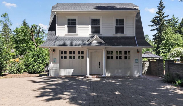 Elegant Dutch Colonial Guesthouse w/EV Charging