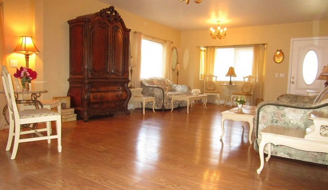 Elegant & Spacious Home! 5 Bed & 3 Bath, 15 min. to U of O, Sleeps 14, 174.00