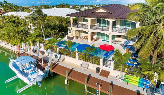 Elev 5BR/8BA Game Room 75’ Deep Canal Dock Ice Maker Kayaks Bikes