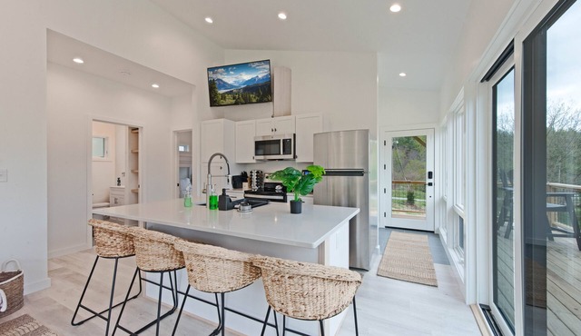 Elevated Escape: Cabin in Marshall. Seasonal Mountain Views. <1 mile to downtown