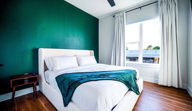 Elite Emerald Suite | Pool, Laundry, Parking