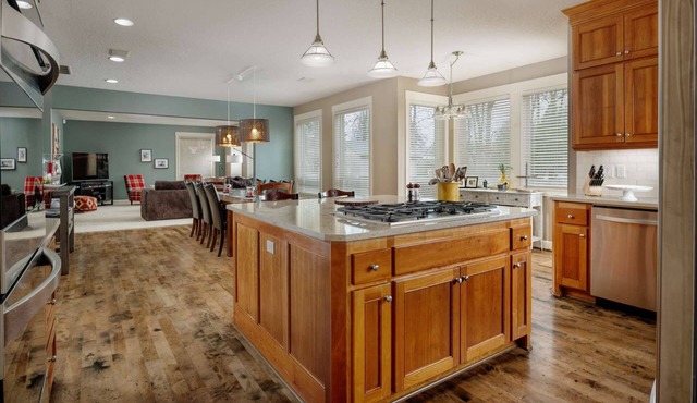Elite Luxury Near Portland, *Pet Friendly*, Hot Tub, Ping Pong, Game Room, 20 Minutes to Downtown