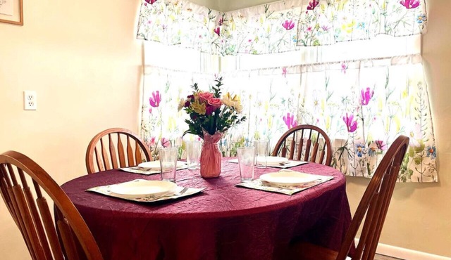 Emerald - GREAT PARK, 3br, Yard, Pet-Friendly