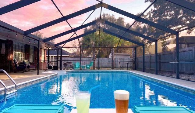 Emerald Waves Hideaway - Free Heated Pool & Gaming