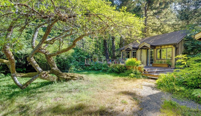Enchanting Arch Cape Retreat w/Hot Tub, Fireplace