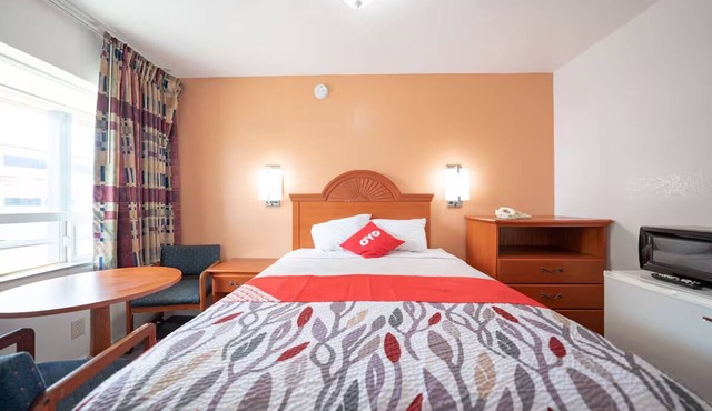Enjoy a King Bed & Easy Parking at a Comfortable Room Near Sahalee Park