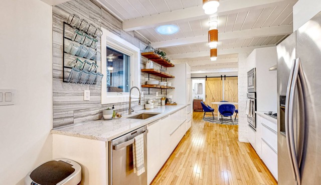 Entertainer's dream with hot tub, putting green, game room & yoga studio