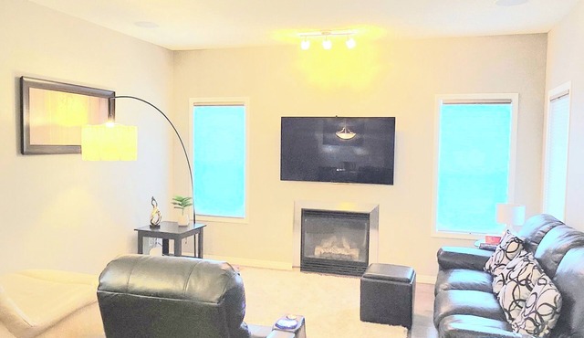 Entire comfy 2000 sq. ft. Home | 3BDR | 2.5 Bath | 15 mins from Airport in Calgary