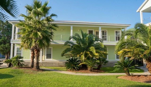 Entire Ground Floor · 6BR 4BA · Sleeps 12 · W/D