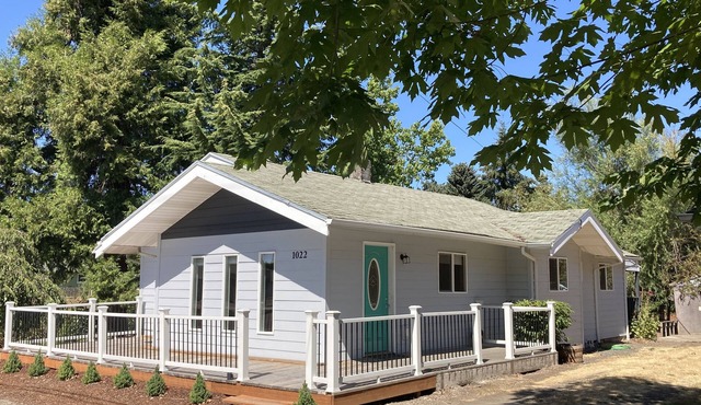 Entire Home & Fenced Yard For Family & Pets