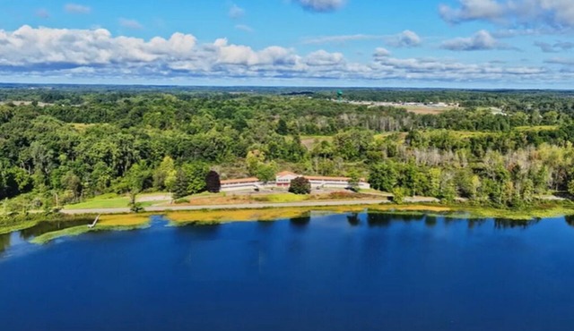 Entire Lakefront Lodge! - 8 bedrooms - Sleeps 24 - 4 Bathrooms - Kayaks & Bikes!
