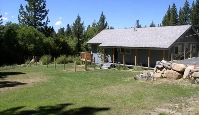 Enveloped by natural serenity.Fenced Yard for dogs. Hot Tub. Walk/Bike to Trails