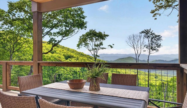Epic Mountain Views + Deck, Firepit & Amenities