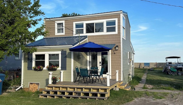 Erie Cozy Cottage/Lake and Canal Frontage-Fish-Kayak/Stunning Sunsets & Wildlife