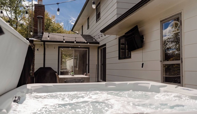 Evergreen Lodge - Enjoy relaxing in the hot tub or smores by the fire!