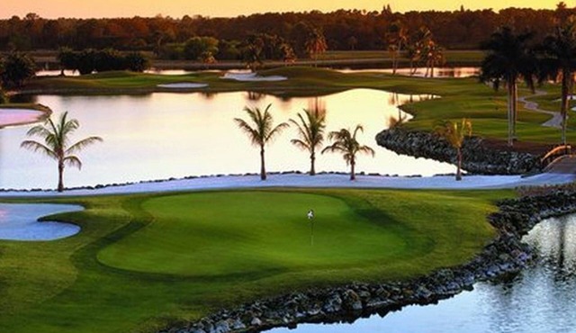 Exactly the vacation for you. Lounge by the pool, play golf and relax. in Naples
