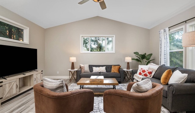 Exceptional Pet Friendly Home, Game Room w/Pool Table, Large Deck and Seating, 5 Miles to Portland