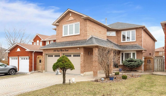 Executive 5BR Rose Bloom Haven with Private Deck in Mississauga