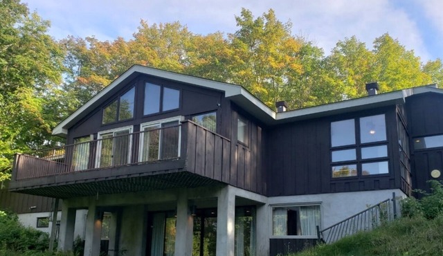 Executive Hideaway or Family Retreat - outdoor paradise + city amenities in Elliot Lake