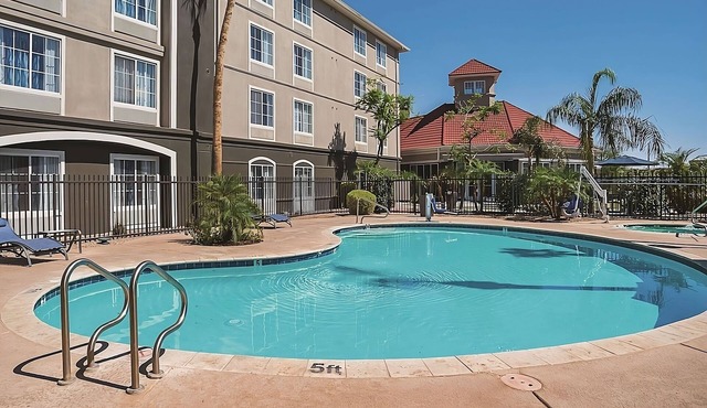 Executive King Room, La Quinta Inn & Suites, Complimentary Breakfast