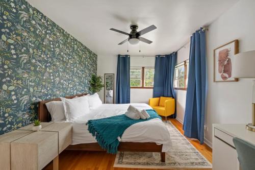 Executive Retreat - 2 Parking Spaces, Sleeps 4!