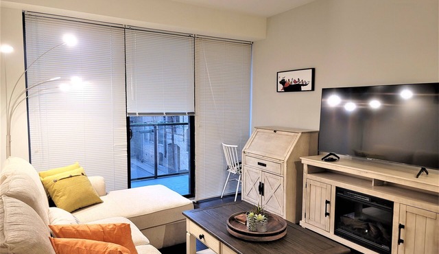 Executively Appointed Condo, w/resort amenities, IND GAR, Pool, Gym+ Biz Lounge