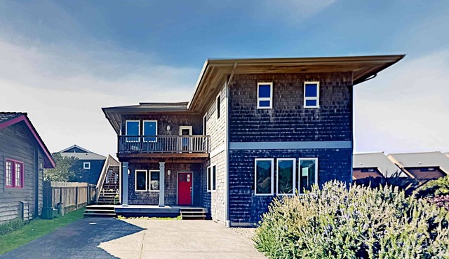 Expansive Beach Retreat 2 Decks and Balcony Corner Lot 50 to Ocean