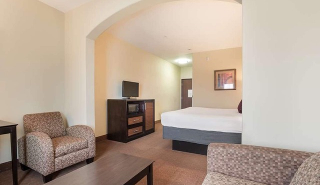 Experience Comfort in Bunkie! With Free Parking & Free Breakfast, Pool!