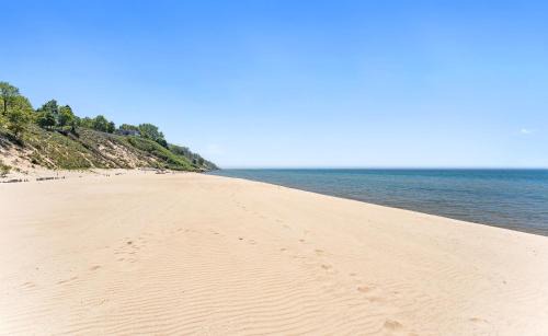Experience luxury at Lakefront Villa
