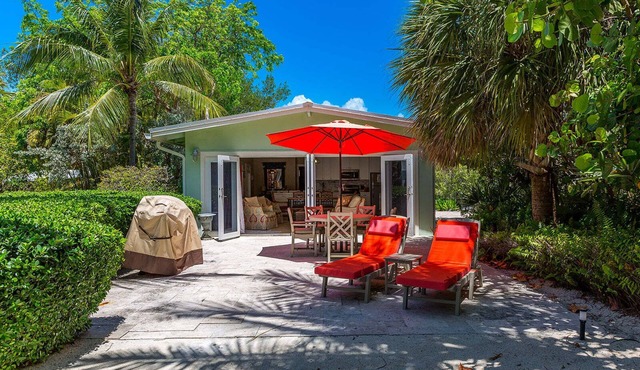 Experience paradise at Green Cottage, a charming 2-bedroom oceanfront retreat in Islamorada!
