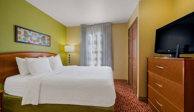 Explore Detroit Attractions from Spacious Suite w/Full Cooking Facilities