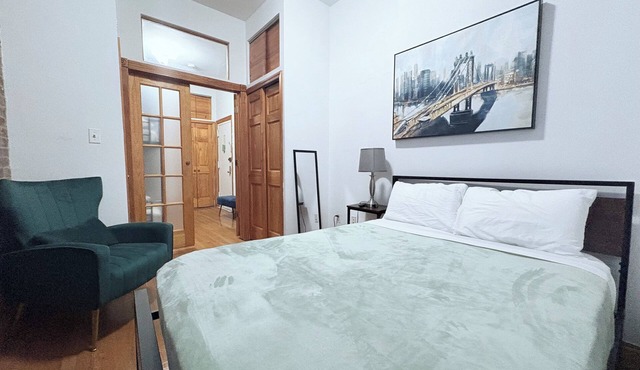 Explore NYC with Ease - Comfortable Midtown Apartment Near Everything