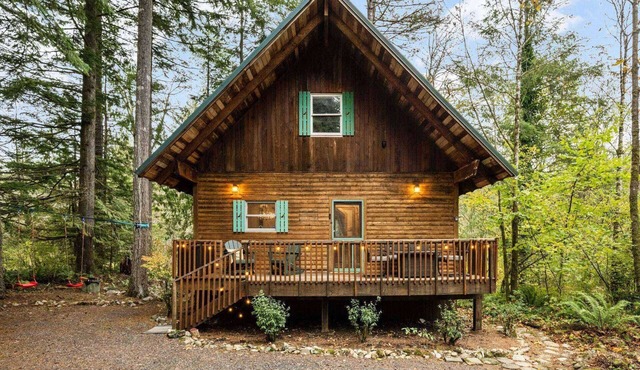 Exquisite and Comfy Riverside Retreat, Huge Deck, Two Fire-Tables, BBQ, New Décor and Furnishing