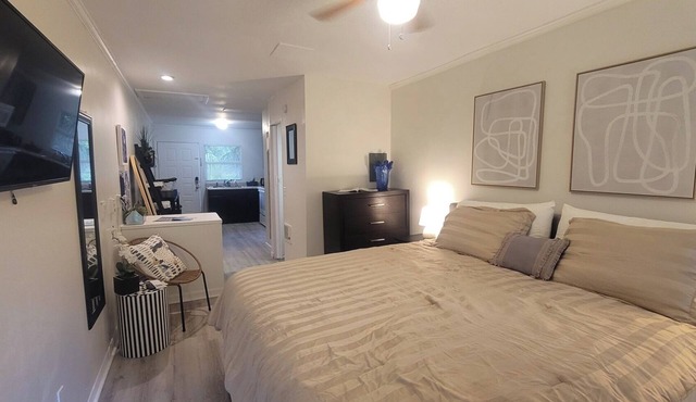Extended-Stay Studio w King Bed and Full Kitchen. Small unit with everything.