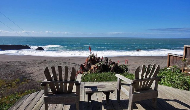 Fabella - Ocean front cottage, spectacular Views, short walk to the beach.