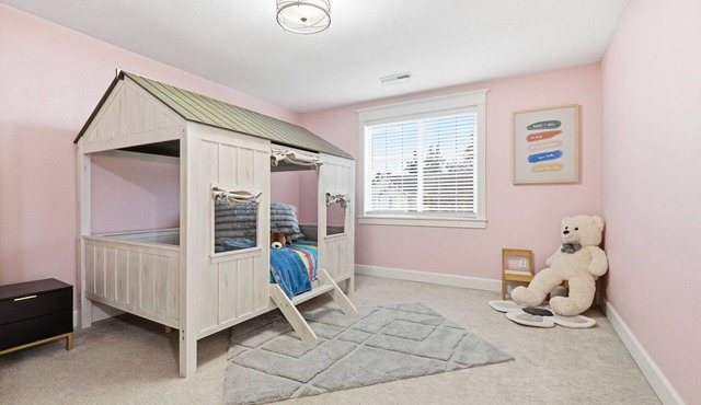 Family 4-bedroom house in Vancouver. Sauna & year-round deck