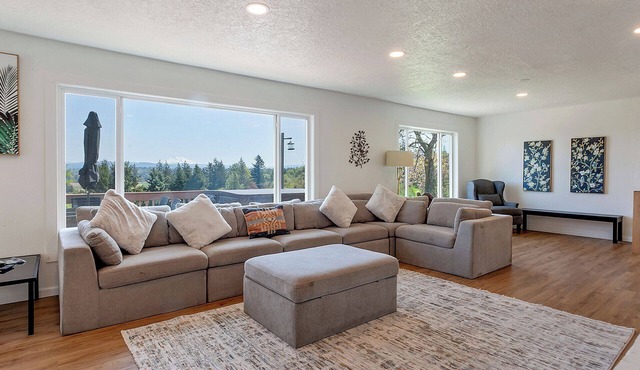 Family Estate w/Views | Hot Tub + Guesthouse