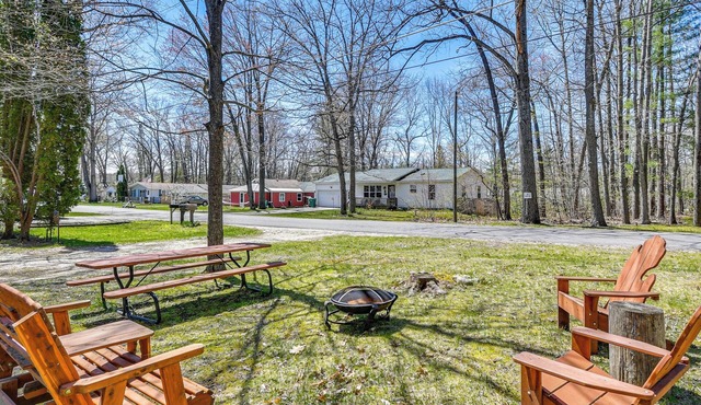 Family-Friendly Cabin: Walk to Lake Access!