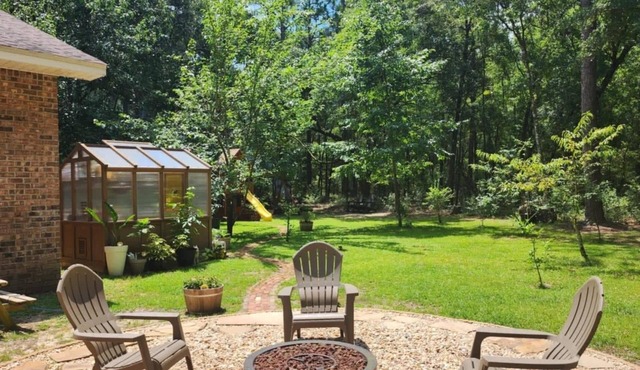 Family-Friendly Cottage Retreat w/Fire Pit