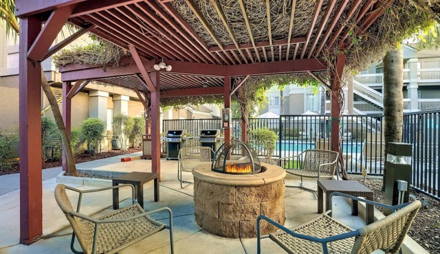 Family-friendly! Spacious Suite with Full Kitchen, Pets Allowed, Free Breakfast