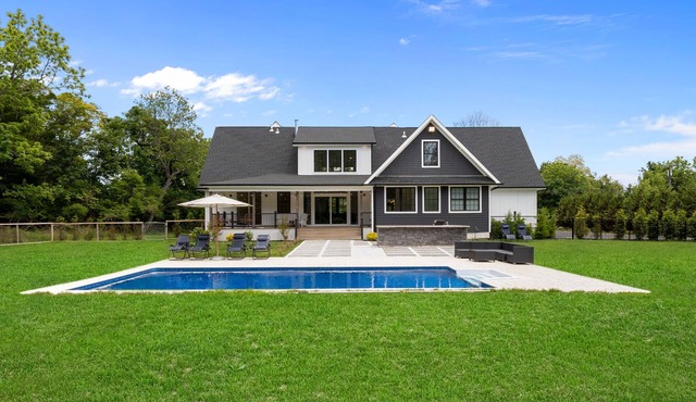 Fantastic 4-bedroom house with Pool and Outdoor Kitchen in charming East Marion