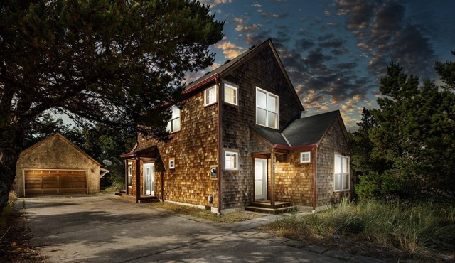 Fantastic Coast Home, Pets, Walk to Beach & Pub
