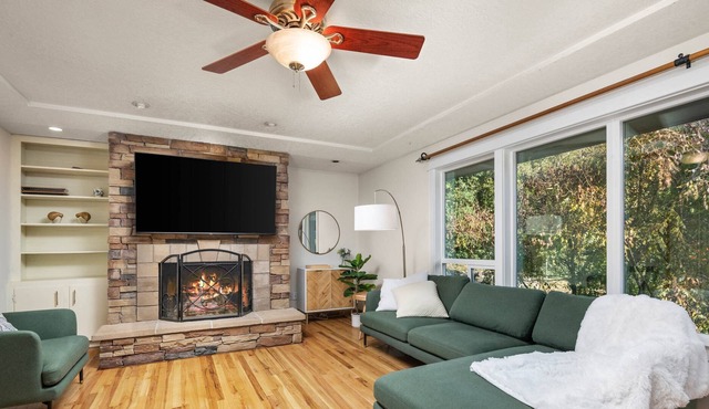 Fantastic Southeast Retreat, Just Above Johnson Creek, Pet Friendly, Huge Deck & Yard w/ Fire-Table