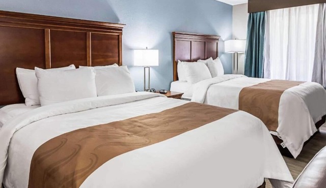 Farragut Inn & Suites
