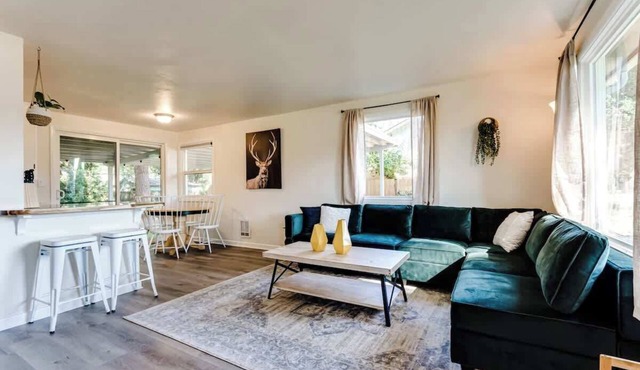 Fir-Grove Retreat-Stylish Home in Tranquil Setting