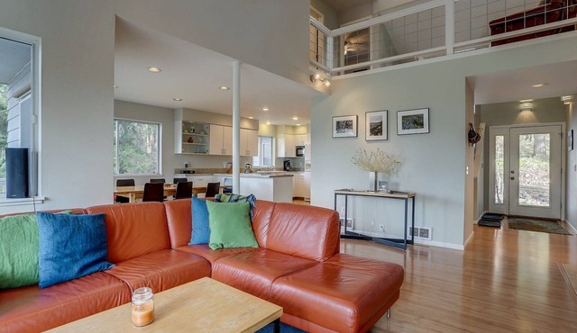 Fir Mountain Escape - Stunning Views, River & Mountain Views, Hot Tub