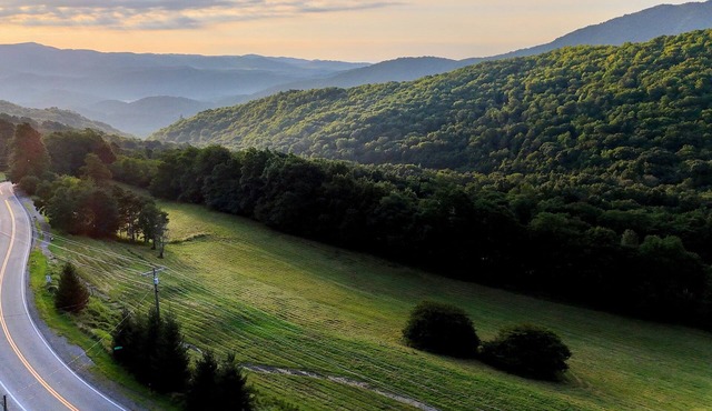 Fox Crossing - Mountain Views, Game Room & Pet-Friendly Cabin!